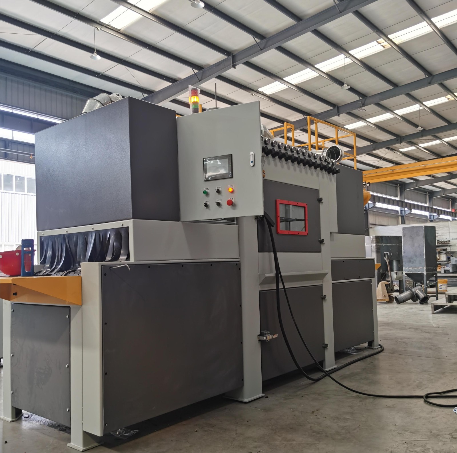 效率與品質并存，輸送式自動噴砂機為電子元件護航